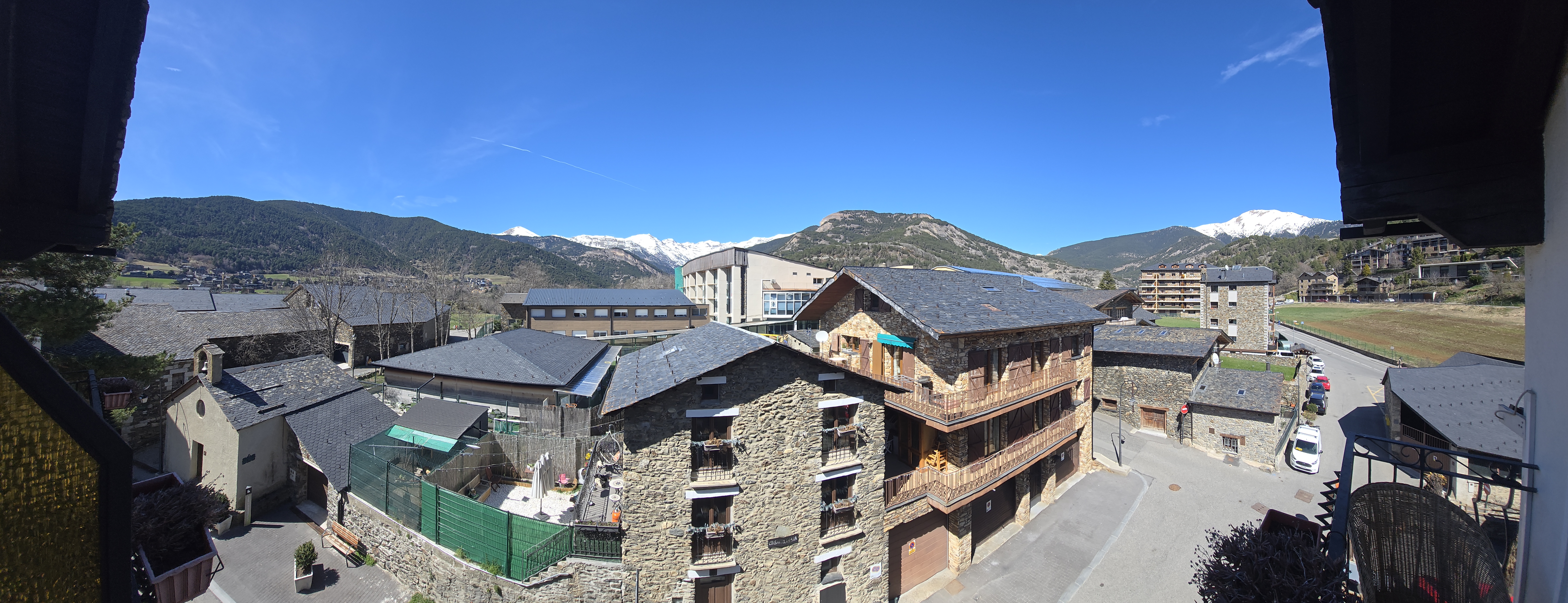 Habitacióamb balcó i vistes a la muntanya
